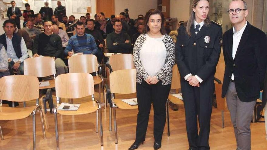 Flora Moure, María Barrera, y el alcalde, Jesús Vázquez, en un acto en la Policía Local. // Iñaki Osorio