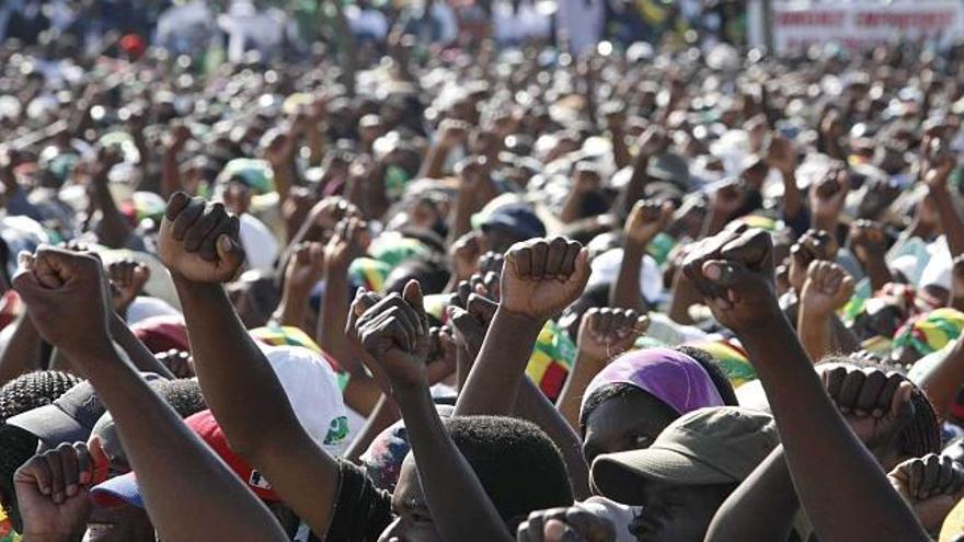 Cientos de partidarios de la Unión Nacional Africana de Zimbabue-Frente Patriótico.