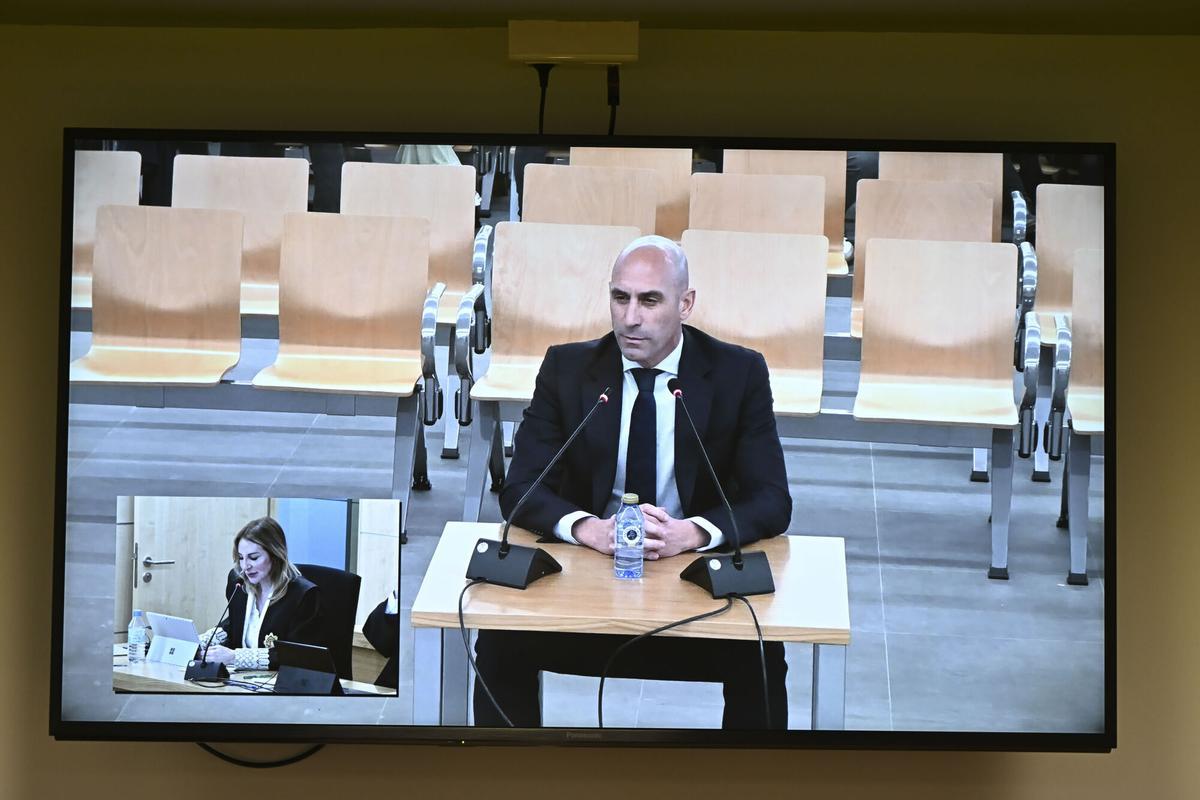SAN FERNANDO DE HENARES (MADRID), 11/02/2025.- Vista de la pantalla en la sala de prensa de la Audiencia Nacional en San Fernando de Henares donde se ve la declaración d expresidente de la Federación de Fútbol Luis Rubiales por el beso que dio a Jenni Hermoso tras la final del Mundial de 2023. EFE/ Fernando Villar