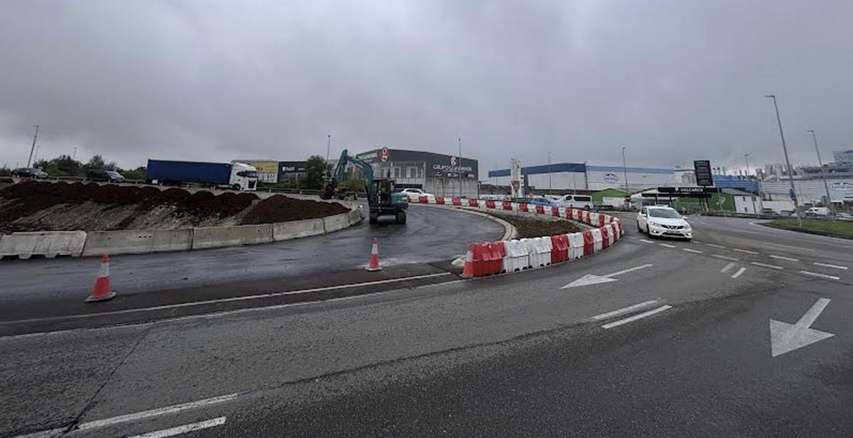 Las labores de asfaltado del vial de acceso directo para el tráfico procedente de Oviedo. | J. A. O.
