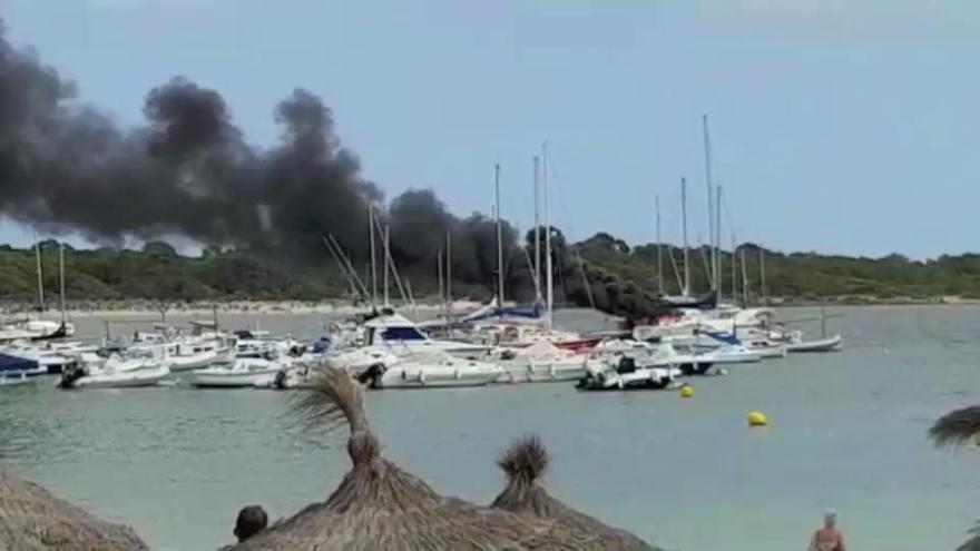 Incendiada una lancha en la zona portuaria de la Colònia de Sant Jordi