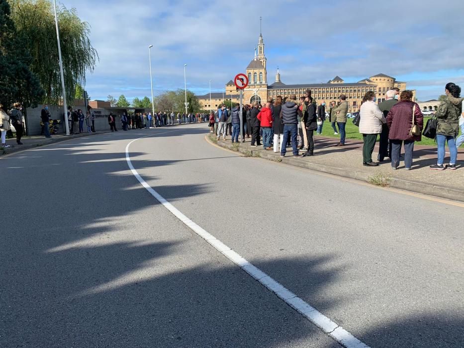 Más de mil personas despiden al hostelero gijonés Floro Gordillo con una cadena humana.