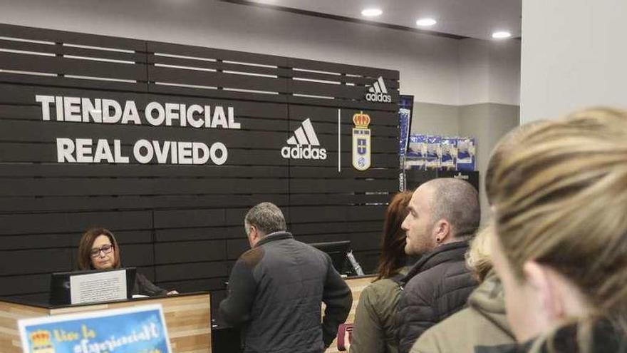 Abonados del Oviedo hacen cola para comprar entradas de acompañante para los dos próximos partidos, ayer, en la tienda del club.