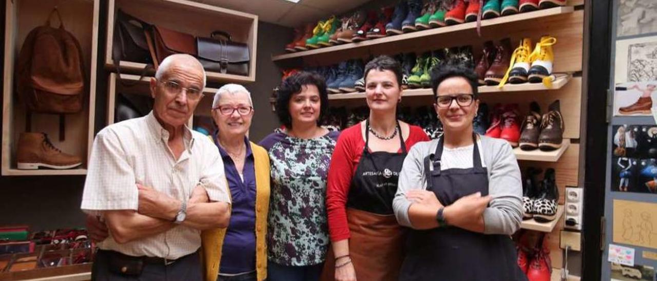 Elena Ferro (a la derecha) junto a sus hermanas y sus padres en el taller de Merza, ayer. // Bernabé/Gutier