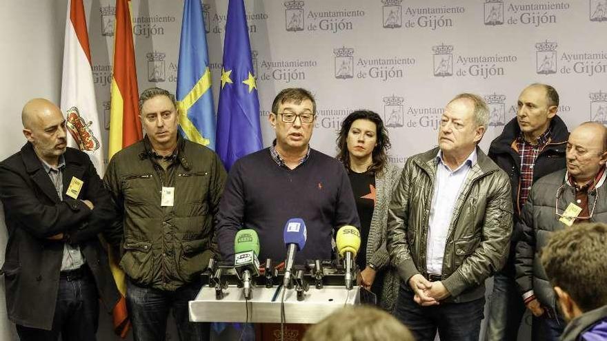 Trabajadores de la ORA, junto a Celso Ordiales, Nuria Rodríguez y Aurelio Martín.