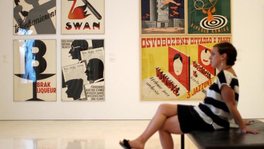 Una de las salas del Museo Picasso de Málaga que muestra desde hoy, lunes 18 de junio de 2012, en su nueva exposición temporal cómo evolucionaron desde 1888 hasta el inicio de la Segunda Guerra Mundial, de la mano del cartel publicitario, tanto las propuestas estéticas como la propia sociedad europea.