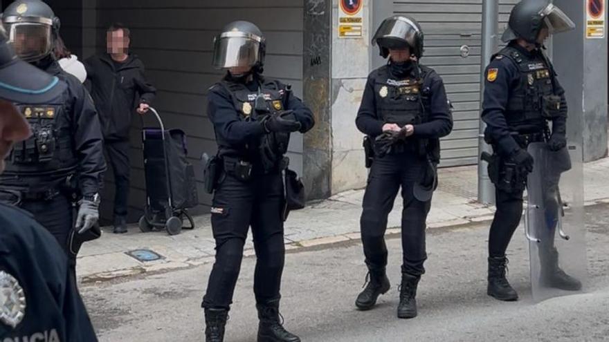 El desalojo esta mañana en la calle Patronat Obrer.