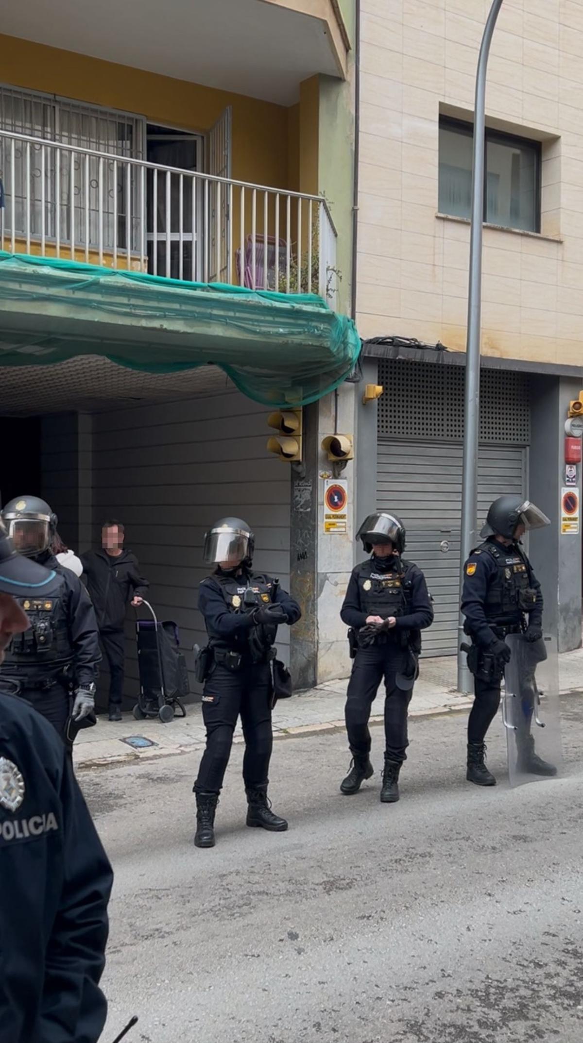 El desalojo esta mañana en la calle Patronat Obrer.