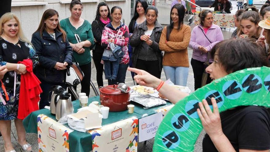 Varias mujeres de etnia gitana, durante la jornada de integración celebrada ayer.