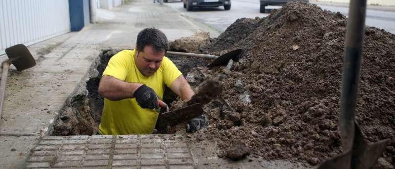 Un operario municipal, ayer, reparando la avería. // Bernabé /Ana Agra