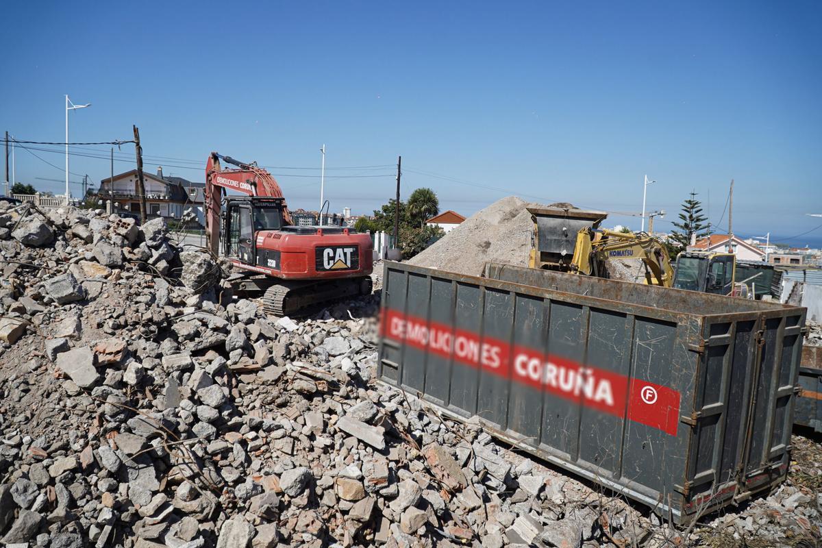 Avanzan las demoliciones de viviendas en el entorno del Chuac para levantar la futura torre polivalente