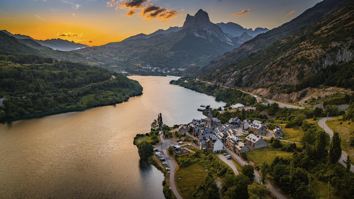 Este pueblo está en una ubicación de ensueño.