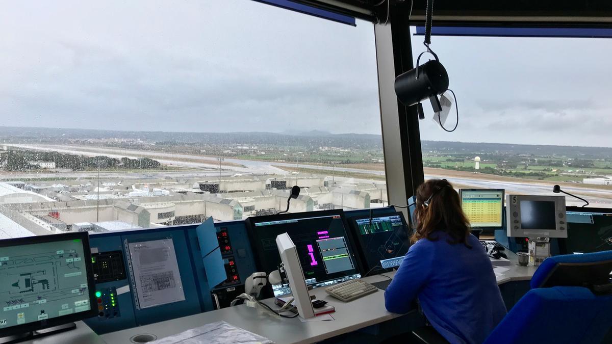 Una controladora aérea en la torre de control de Palma.
