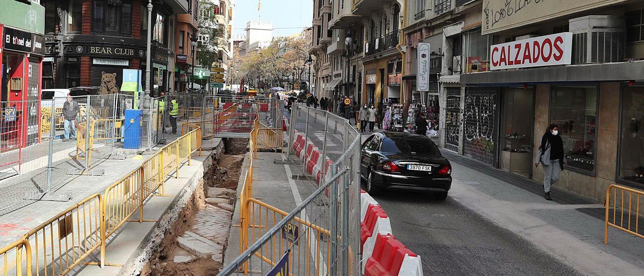 Hallazgo de pavimentos del 
siglo XVIII y anteriores en las 
obras del Ciclo del Agua 
previas a la peatonalización 
del eje Mercat-Brujas. j.m.lòpez