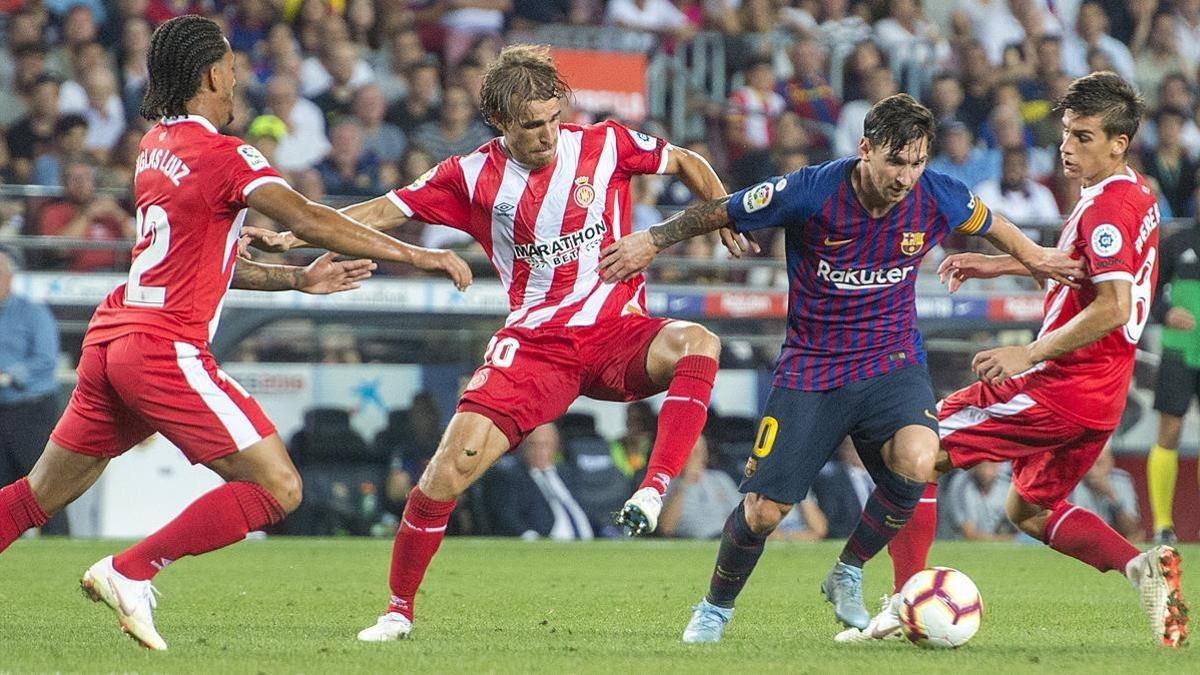 Messi intenta superar a la defensa del Girona en el Camp Nou.