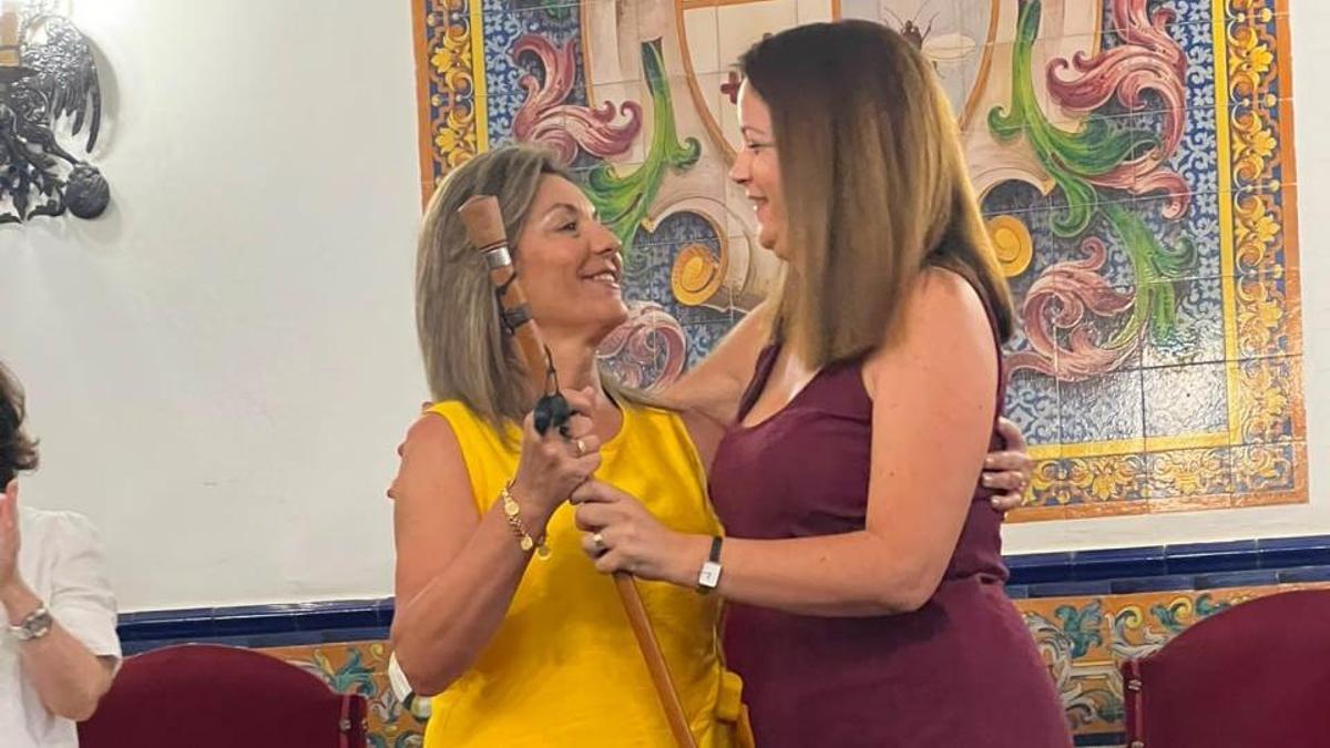 Luisa María Rodríguez recibe el bastón de mando de manos de la alcaldesa saliente, Silvia Mellado.