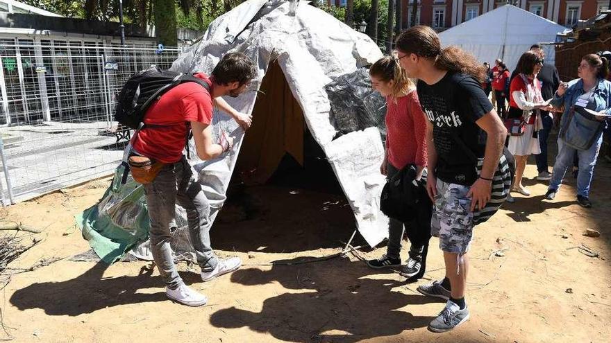 Un miembro de &#039;Acampa&#039; muestra una de las tiendas de campaña del campo de refugiados.