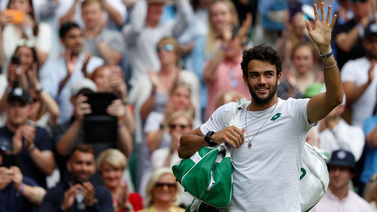 Berrettini despidiéndose en un partido de Wimbledon