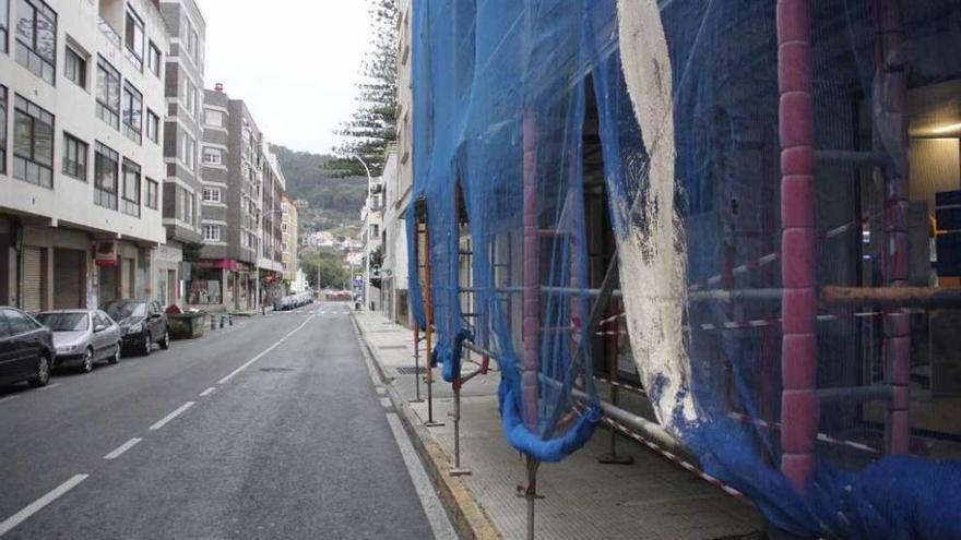 Andamio desde el que se derramó la pintura, con manchas en la red de protección. // Santos Álvarez