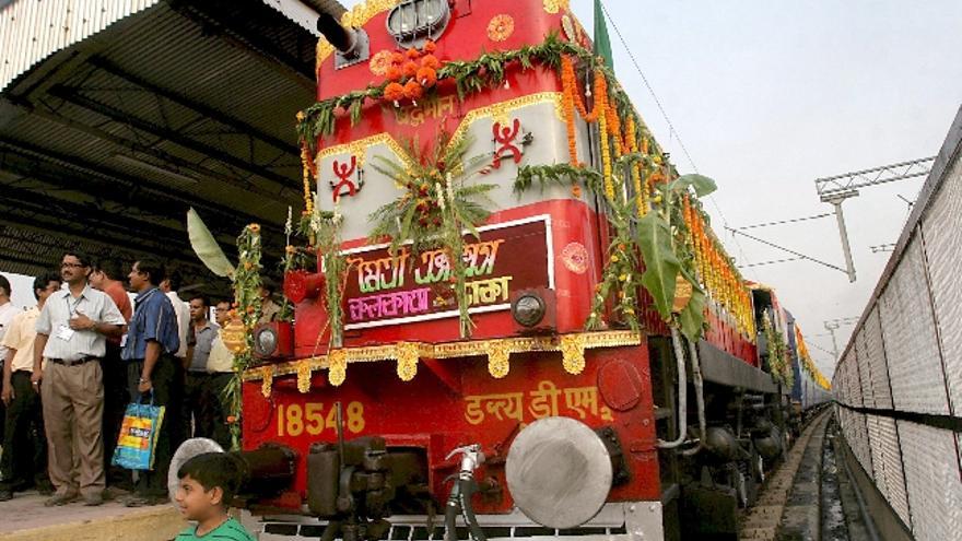 El Expreso de la Amistad o &quot;Maitree&quot; Calcuta-Dhaka fotografiado en la estación de Calcuta (India)