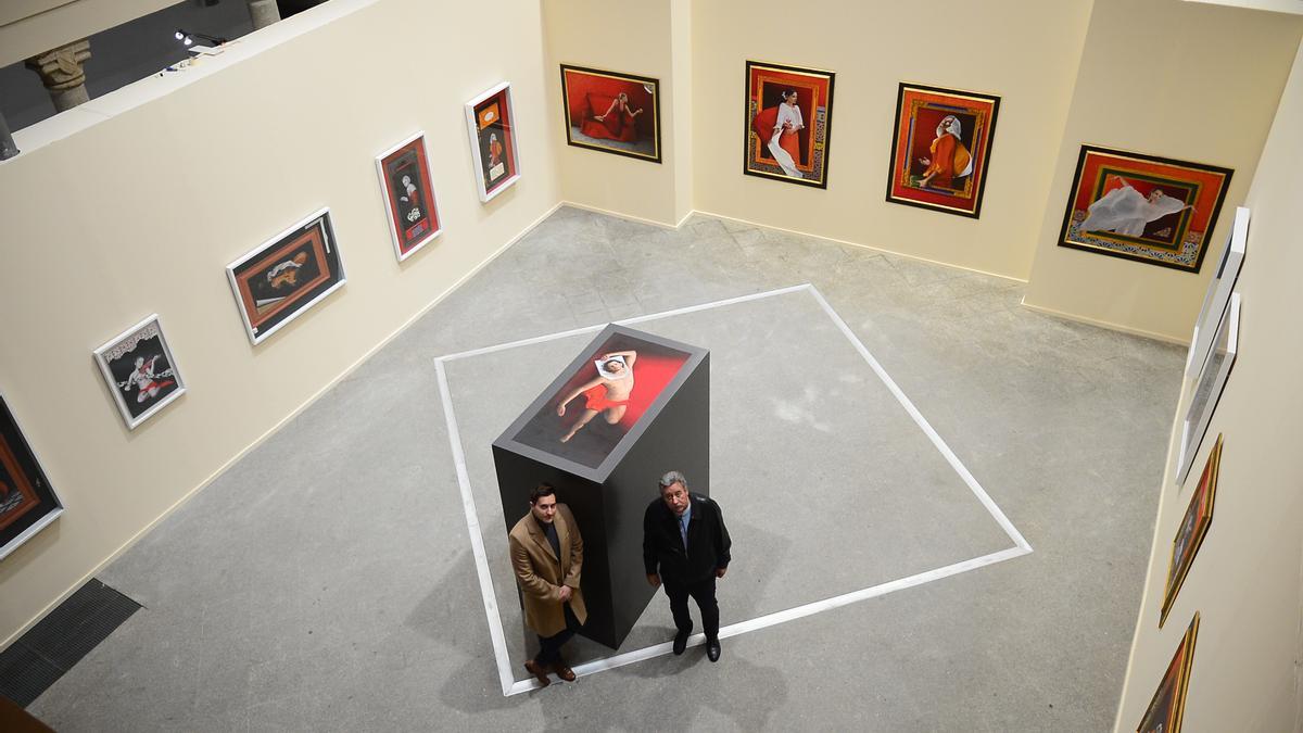 Autor y comisario (padre e hijo), junto a la instalación y parte de la obra en Las Claras.