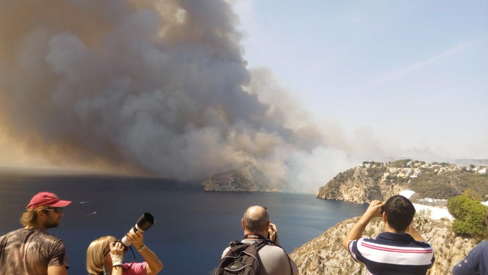 El fuego arrasa la cala de la Granadella