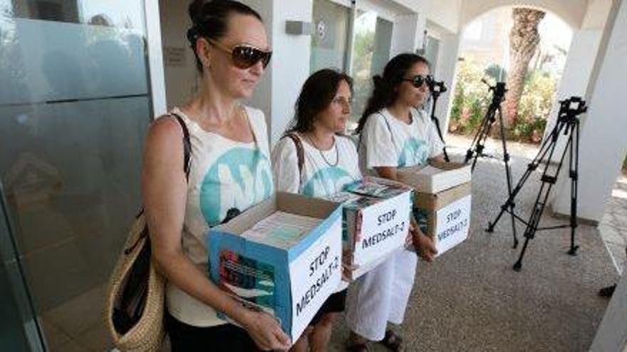 Las voluntarias frente a la delegación del Gobierno a punto de entregar las alegaciones.