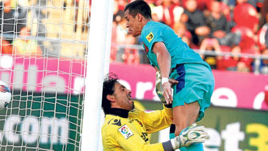 Aouate encaja el primer gol, conseguido de falta por Messi y obstaculizado por Alexis, que no llegó a tocar el balón.