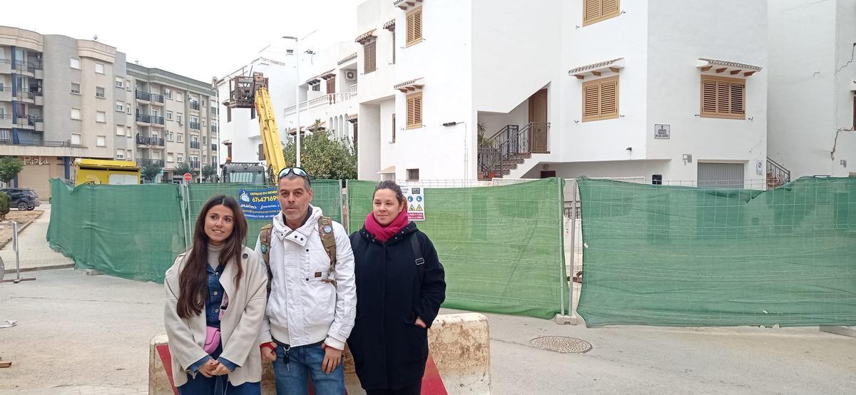 Sarai, Aarón y Paula delante de los bungalows de Catarroja.