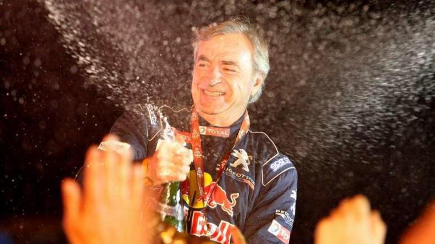 Carlos Sainz celebra su victoria en el rally Dakar.