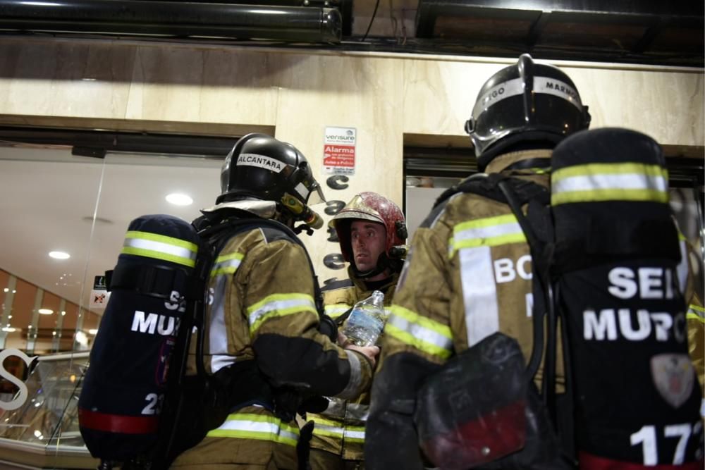 Incendio en un edificio de la plaza Camachos de Murcia