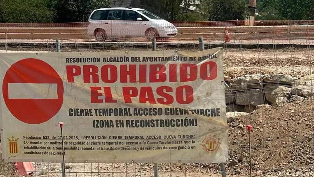 Acceso restringido en la Cueva Turche de Buñol.