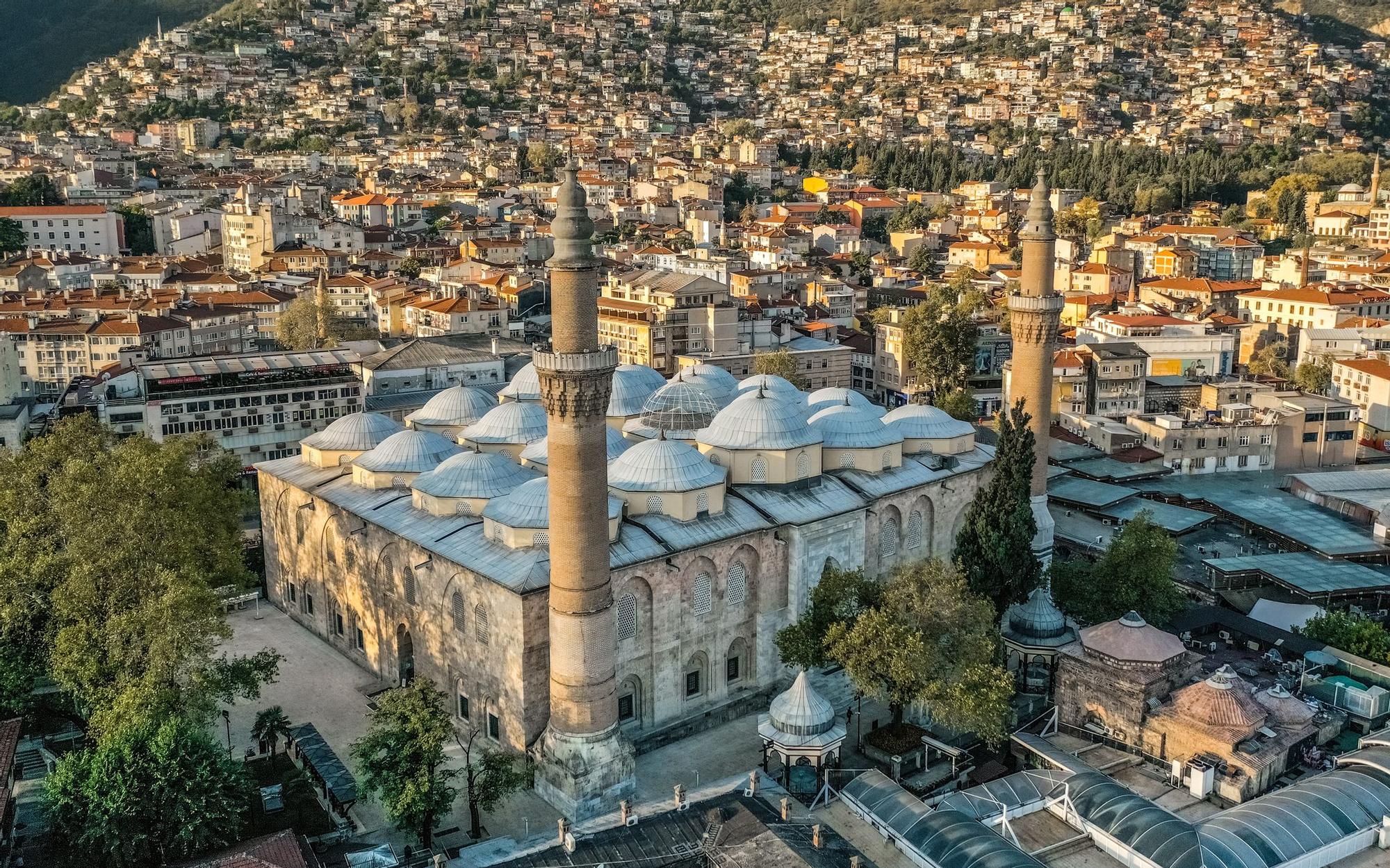 La Gran Mezquita de Bursa con la ciudad de fondo