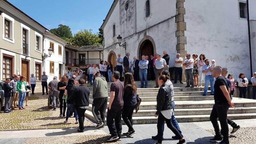 Asistentes al funeral, ayer, en Piantón (Vegadeo).