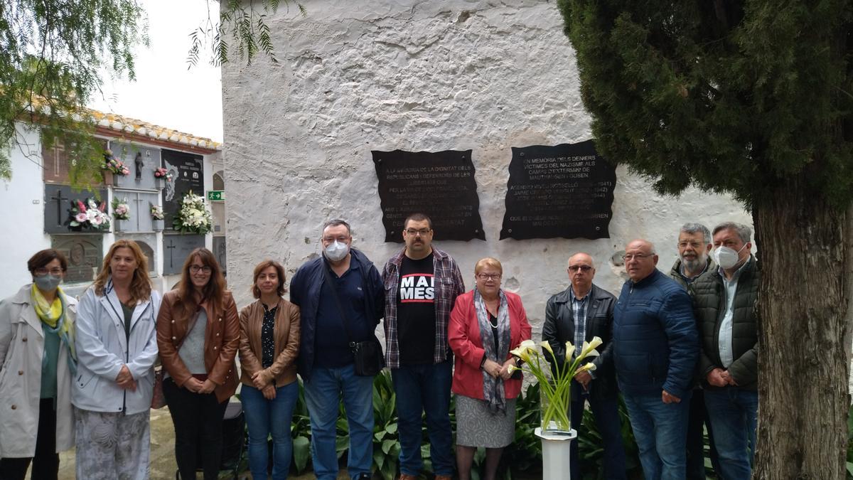 Los familiares y los concejales que han asistido al homenaje a los dianenses víctimas del nazismo