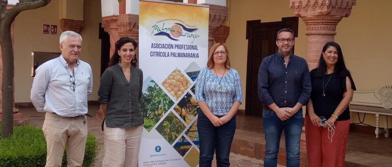 Asistentes a la firma del convenio de Palmanaranja con el Ayuntamiento de Córdoba.