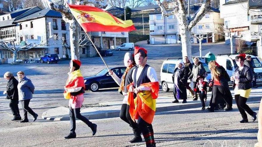 Desfiles de Carnaval por las calles de El Puente de Sanabria y, abajo, en la Plaza Mayor de Fermoselle.