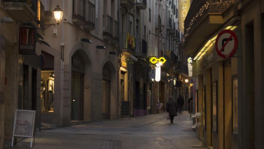 El carrer Nou de Manresa, un dels que tenen llum pròpia.