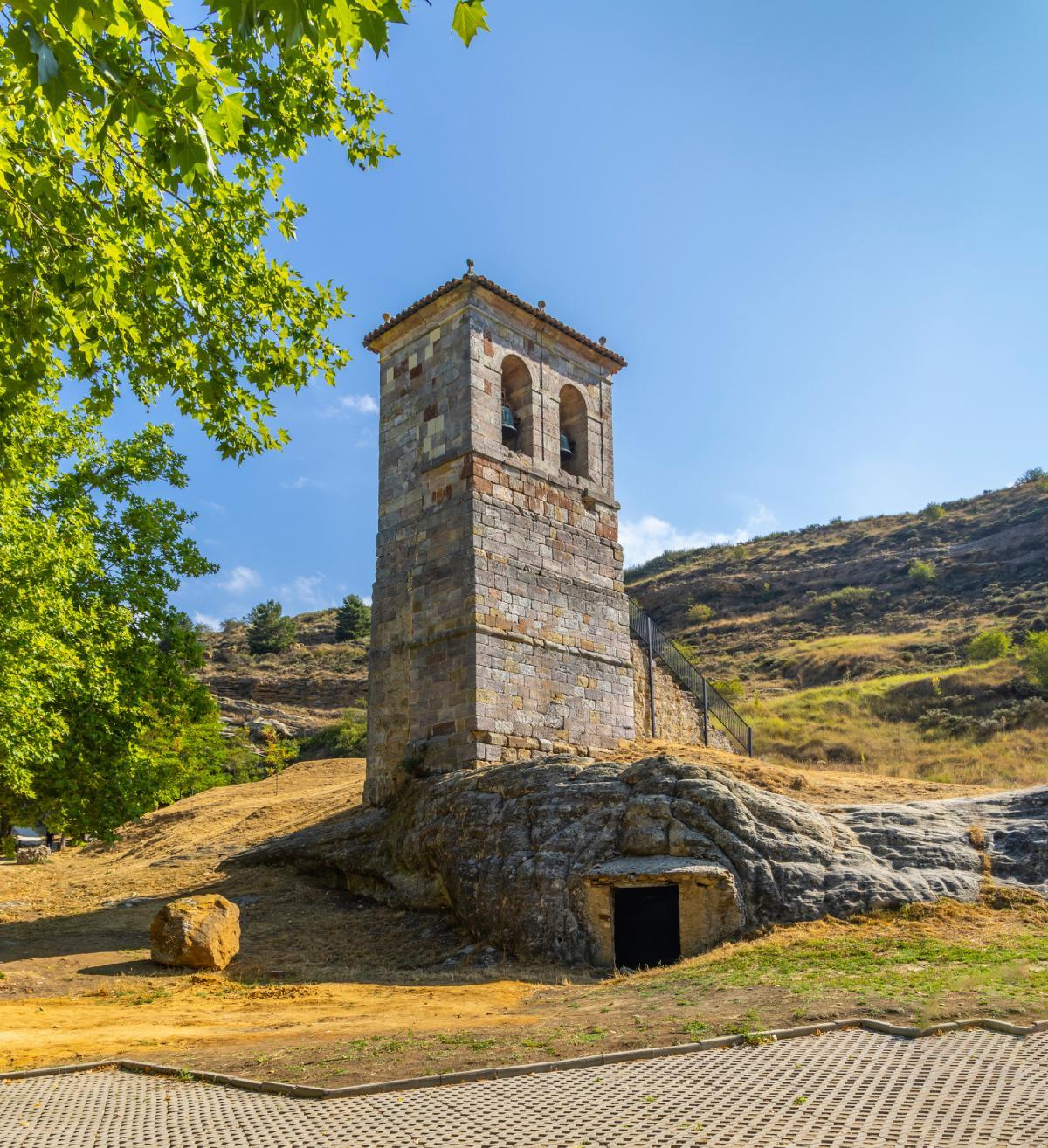 La torre de la iglesia de Santos Justo y Pastor en Olleros de Pisuerga (Palencia)