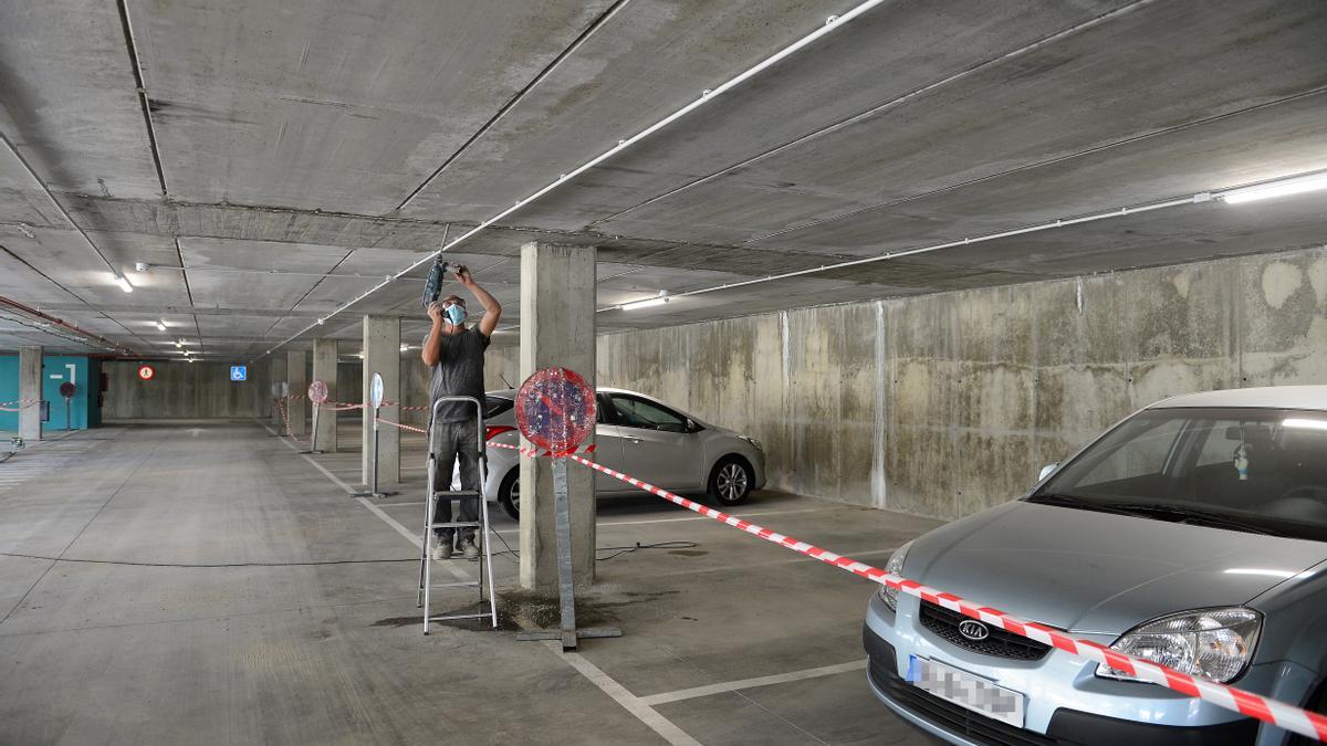 Un operario, trabajando este miércoles en la eliminación de las goteras.