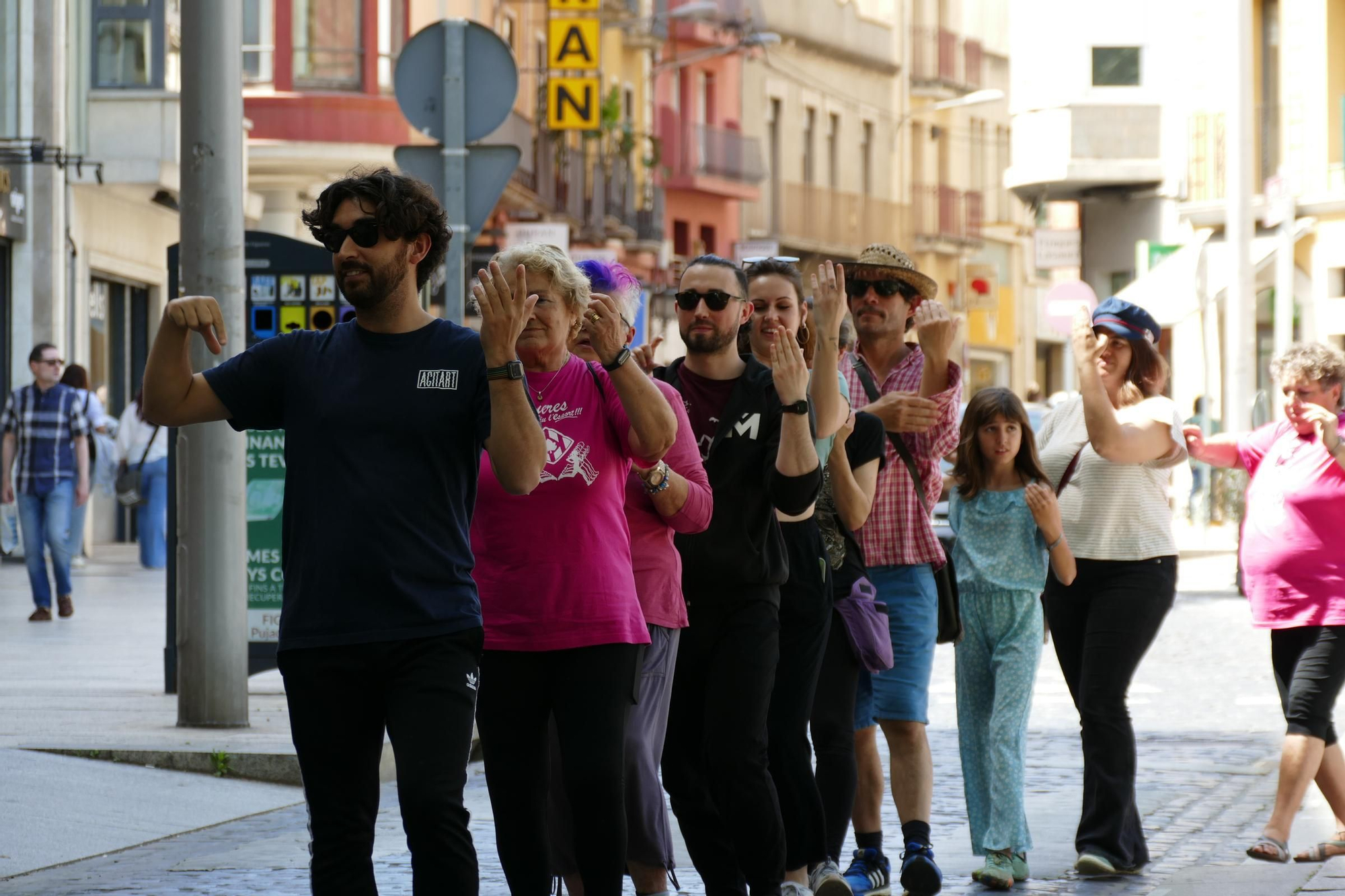 Dues exposicions, un programa de ràdio i el dia de la dansa animen el matí del dissabte de Santa Creu