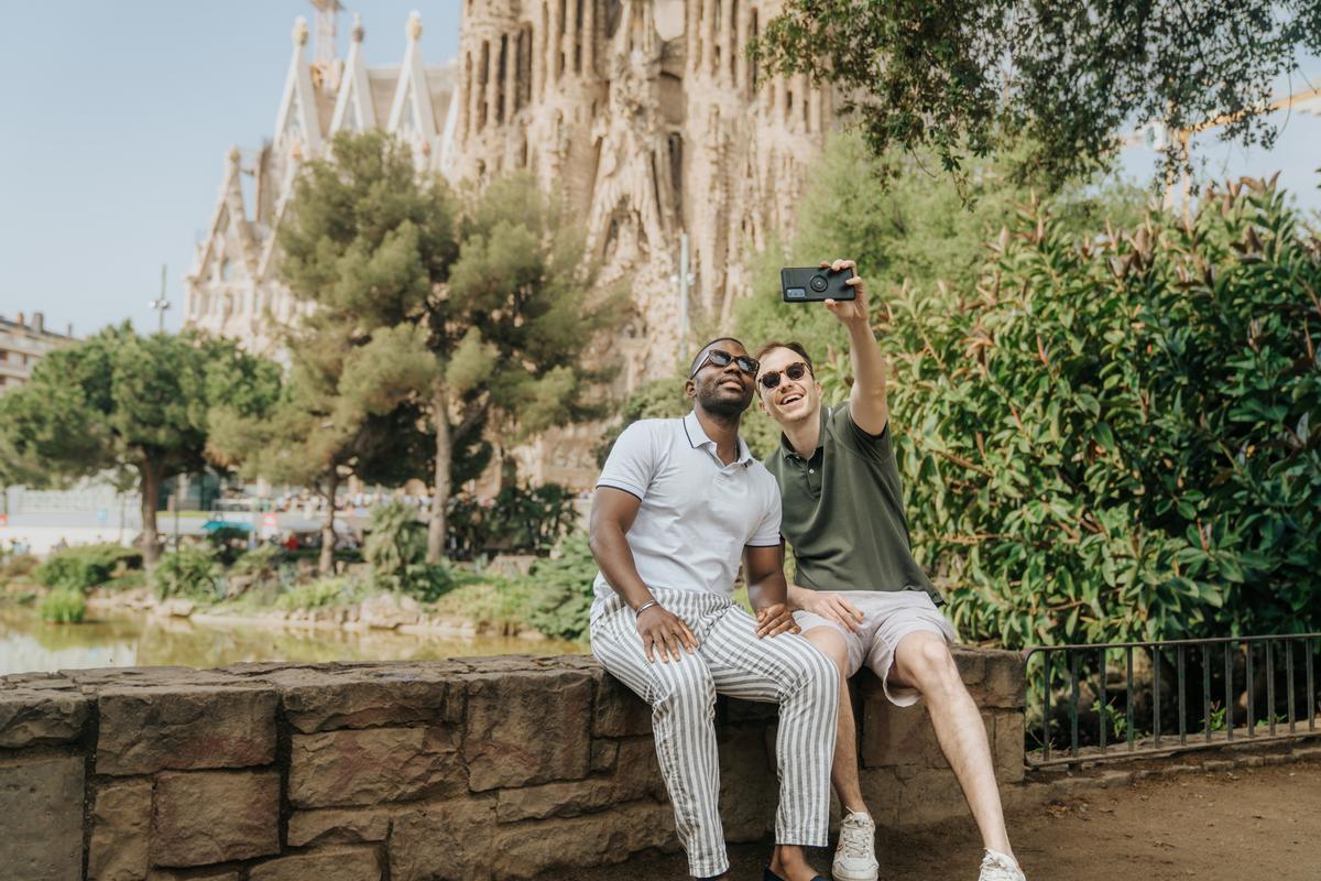 Pareja disfrutando de unas vacaciones en la ciudad de Barcelona