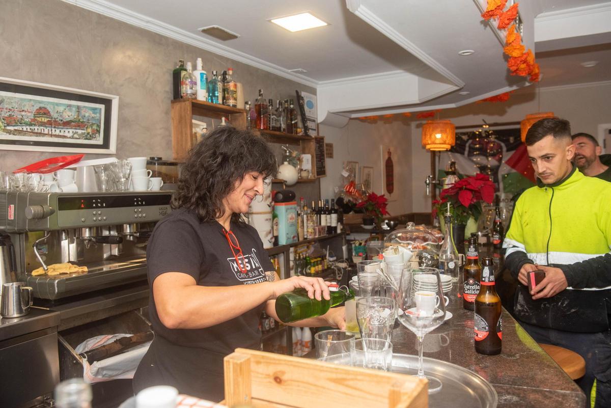 A hosteleira servindo a súa clientela