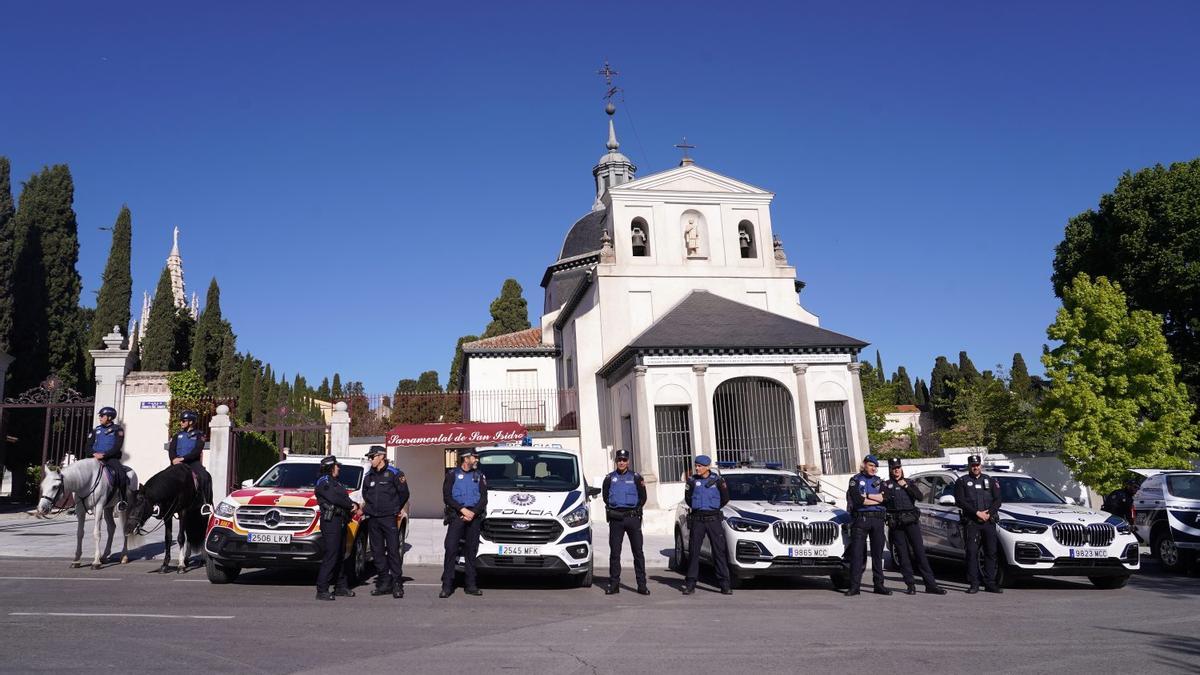 Agentes de la Policía Municipal de Madrid ante la ermita de San Isidro.