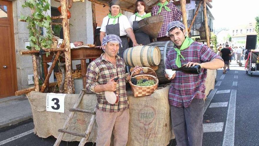 Una de las carrozas participantes en la Festa da Vendima de Leiro. // Iñaki Osorio