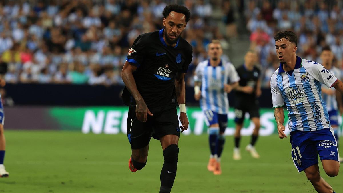Aubameyang conduce el balón ante la presión de Rafita.