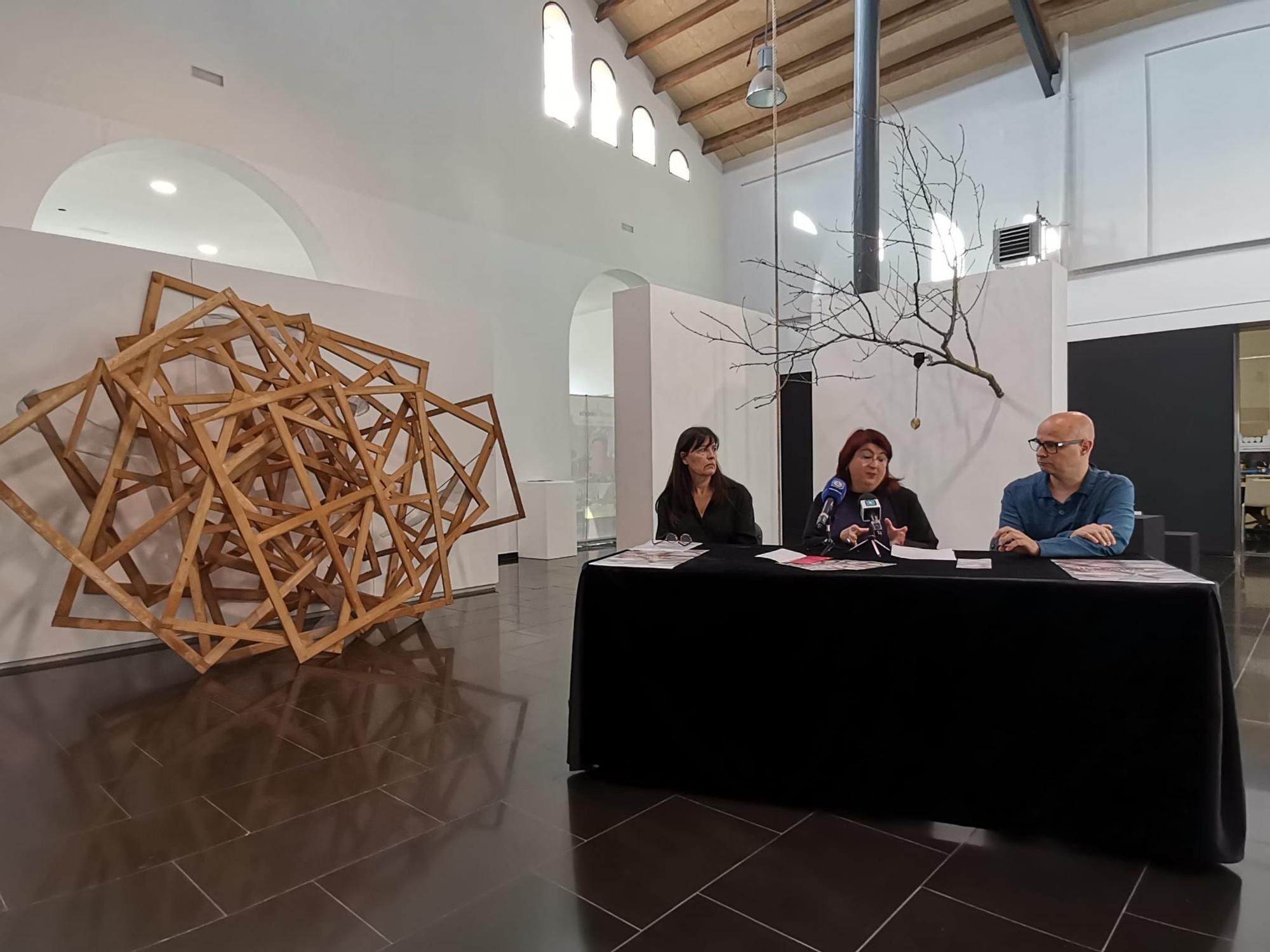 Un moment de la presentació de l'exposició amb la peça de Pilar Farrés i Jaume Geli al costat