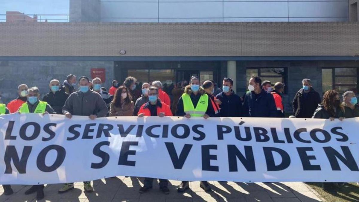 Protesta el año pasado para pedir contrataciones en el servicio de Instalaciones Deportivas del Ayuntamiento de Zaragoza.
