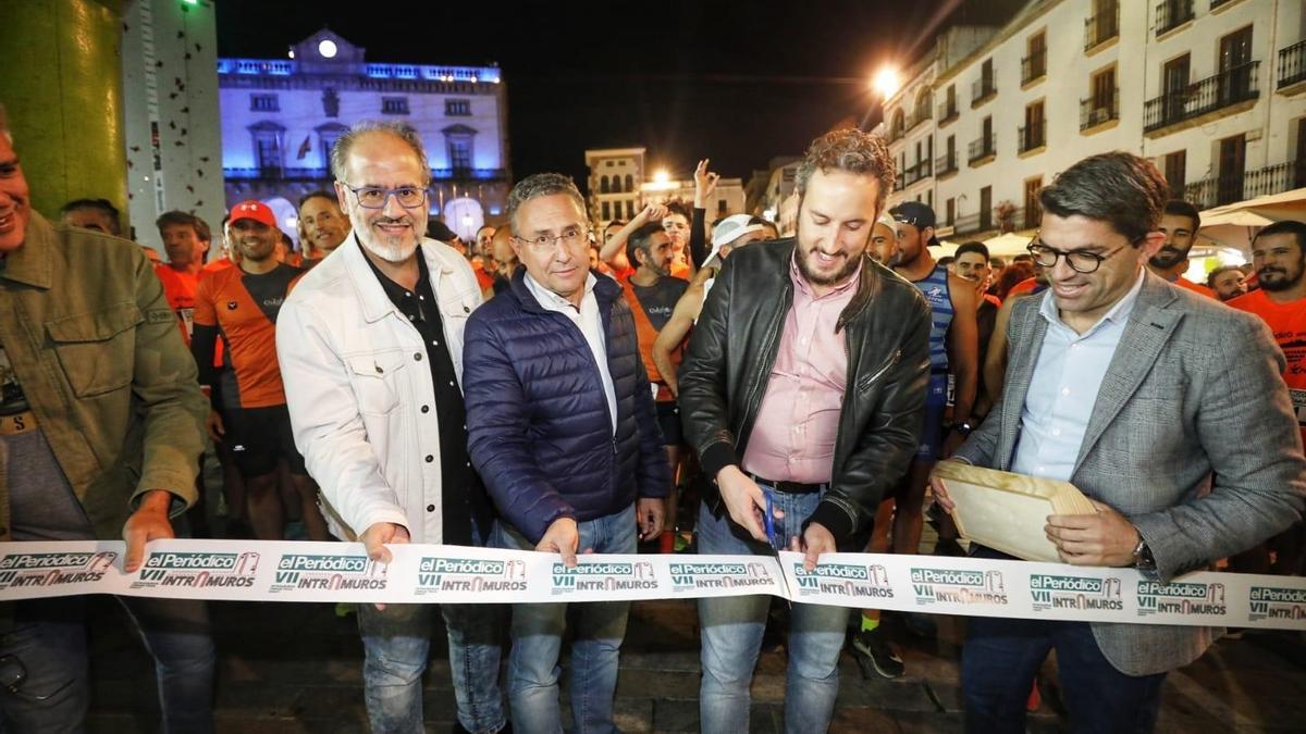 Autoridades y organizadores de El Periódico Extremadura y Pebetero cortan la cinta.