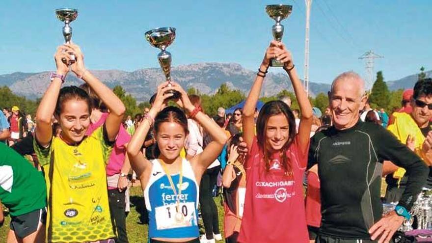 Emilio de la Cámara junto al podio de una de las pruebas para féminas de base.